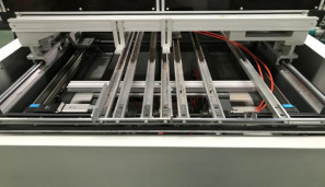 Máquina de posicionamiento visual para la fabricación de cajas de cubierta de libros